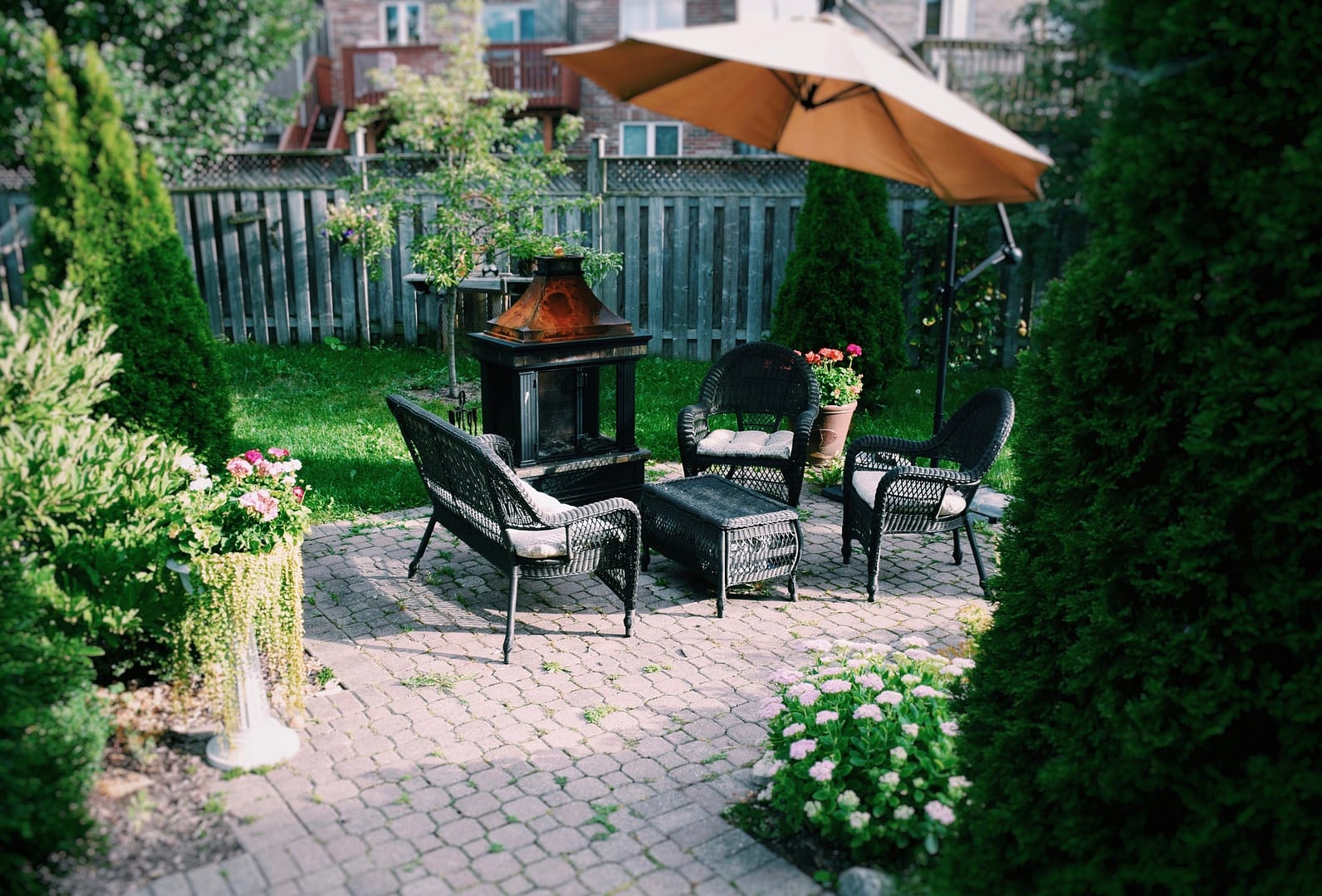 Outdoor living space, living in the suburbs