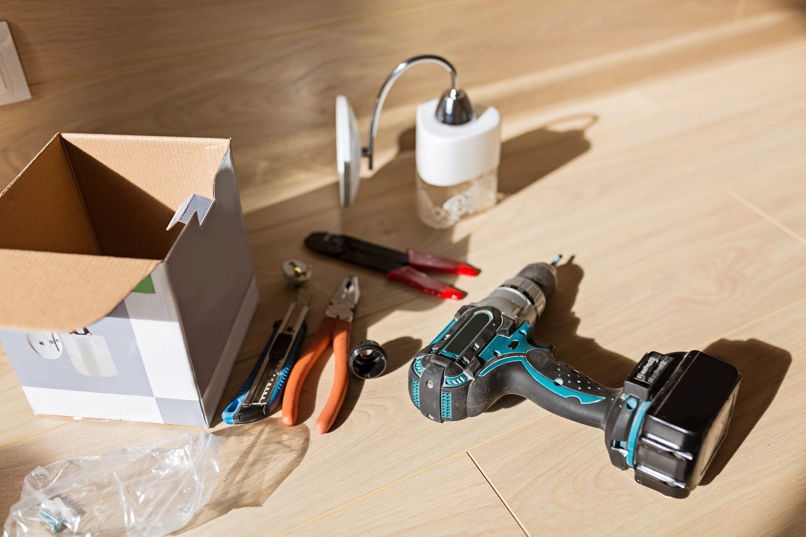 Kit for home repairs with a screwdriver, instruments and electric lights